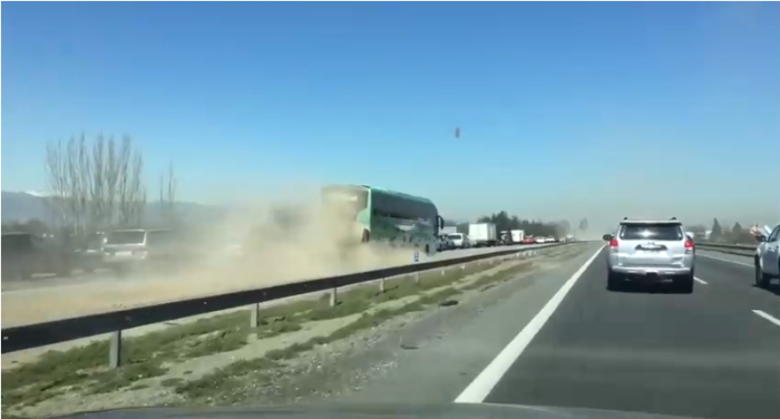 Captan peligroso adelantamiento de bus Nilahue en medio de la congestión en Ruta 5