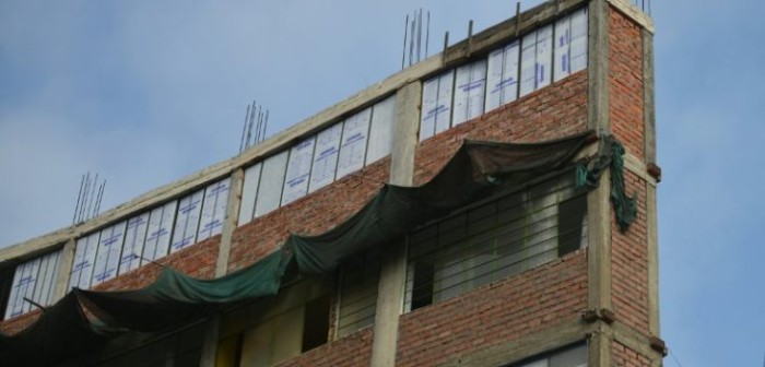 Insólito edificio de siete pisos y apenas 1,2 metros de ancho desata polémica en Perú