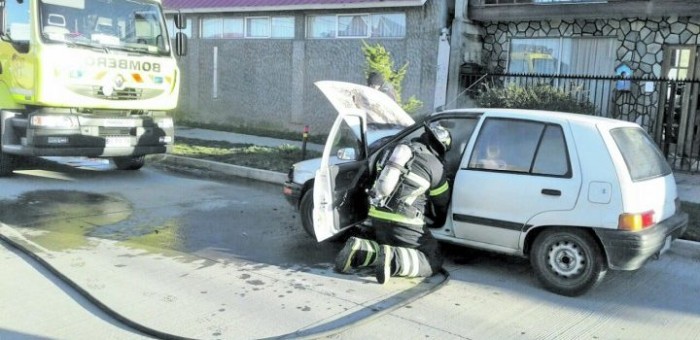 Extraño: dos vehículos abandonados se incendiaron en Punta Arenas