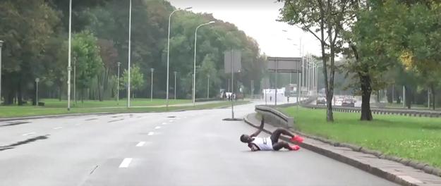 Dramática imagen de atleta en plena maratón: se desvaneció a metros de llegar a la meta