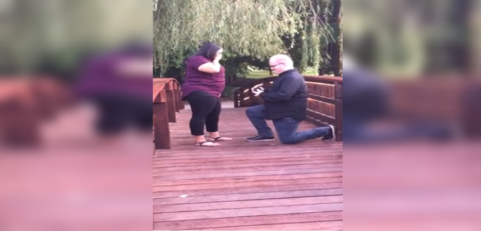 Sujeto sufre el bochorno del año tras pedirle matrimonio a su novia sobre un puente