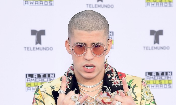La estrepitosa caída de Bad Bunny en pleno concierto en Panamá: tuvo que cancelarlo