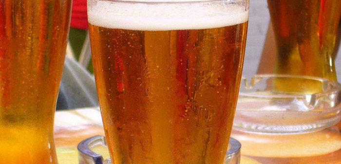 Ojo con este mensaje viral de WhatsApp que ofrece cerveza gratis: es falso