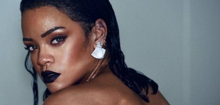 El peculiar diseño de costosas sandalias de Rihanna que recuerda al logo de la 'U'