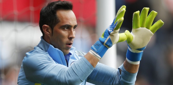 Le llueve sobre mojado: el 'premio' que recibió Claudio Bravo de medio español