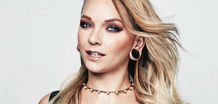 Mujer se tatuó las cicatrices que le dejó el cáncer de mamas para dar inspirador mensaje