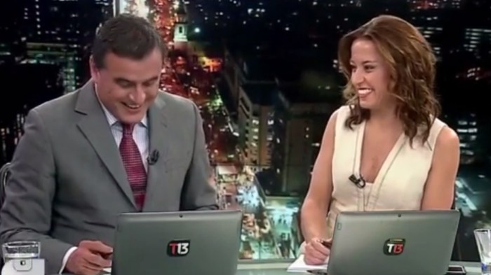 Constanza Santa María protagoniza nuevo chascarro durante Teletrece ¡Se lo tomó con humor!