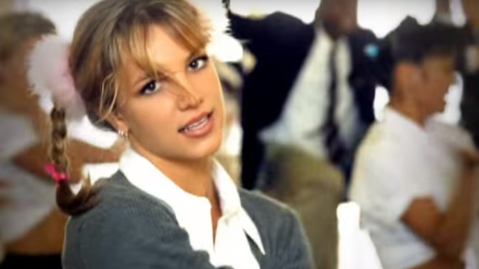 A 19 años de 'Baby One More Time' Britney Spears revive icónico look de colegiala