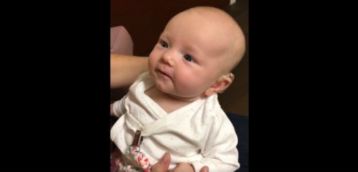 Conmovedor: La tierna reacción de un bebé tras escuchar por primera vez la voz de su madre