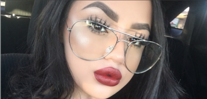 Joven que quedó en silla de ruedas se luce como bloguera de tutoriales de maquillaje