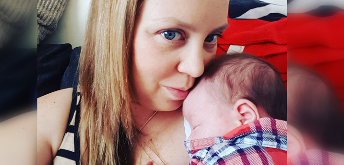 Madre sacó aplausos tras compartir el ingenioso truco para darle la medicina a su bebé