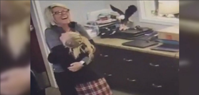 La conmovedora reacción de niña tras enterarse que su familia guardadora la adoptaría