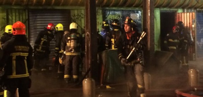 Fuerte incendio afectó al tradicional barrio Franklin: cuatro locales fueron los afectados