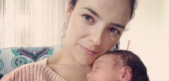 Janis Pope enternece a seguidores con imagen de su bebé presumiendo sus primeros dientes