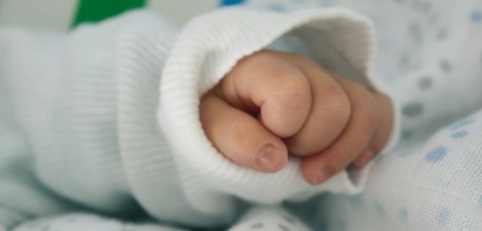 Inocente fotografía de una madre a su bebé causó gran polémica: no le cortó las uñas