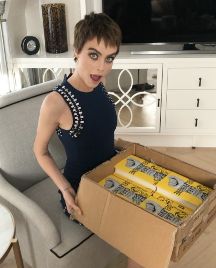 Cara Delevingne dejó atrás su clásico rubio para deslumbrar con un castaño claro