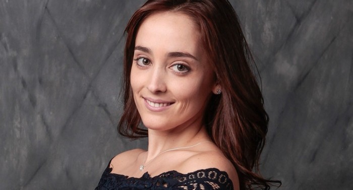 Francisca Walker cautiva en redes con su look para musical 'Fiebre de Sábado por la noche'