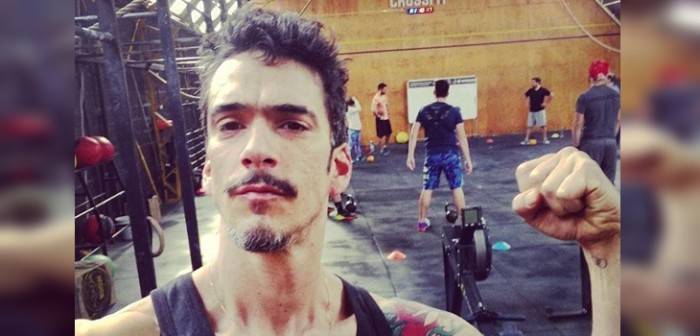 Actor Iñigo Urrutia encendió Instagram con osada fotografía posando desnudo