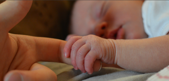 Madre es acusada de haber asfixiado a su hija hasta la muerte en Escocia: quería un niño