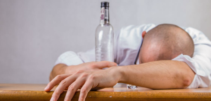 Hombre borracho quedó atrapado entre el inodoro y la pared: bomberos lo rescataron