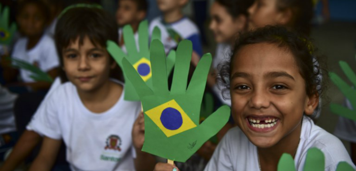 Polémico alimento conocido como 'comida de perro' llegará a escuelas vulnerables de Brasil