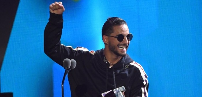 Fanática intentó robarle un beso a Maluma...y esta fue la reacción del artista