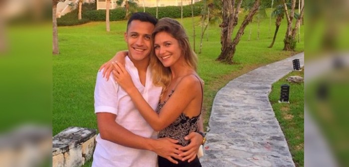 Romántico detalle en cena de Alexis Sánchez y Mayte Rodríguez: llegaron vestidos iguales
