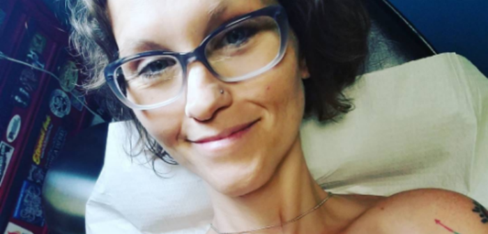 Mujer se hizo un tatuaje de la 'Mujer Maravilla' en las cicatrices de su doble mastectomía