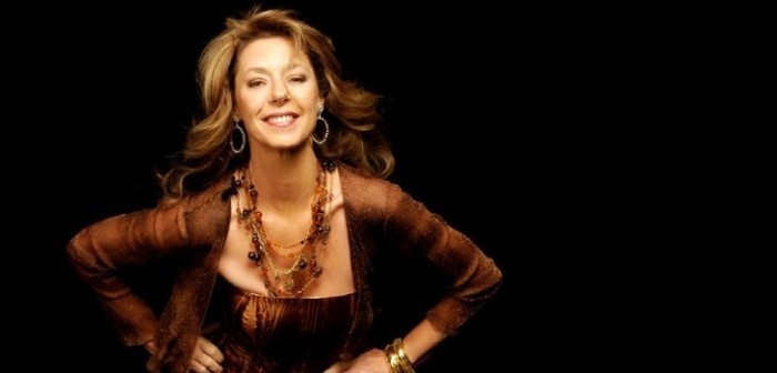 El noventero look que Claudia Di Girólamo utilizará en nueva nocturna de TVN