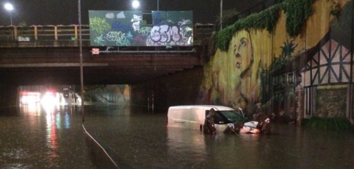 Intensas lluvias colapsaron a Santiago: calles, pasos bajo nivel y un subterráneo anegados