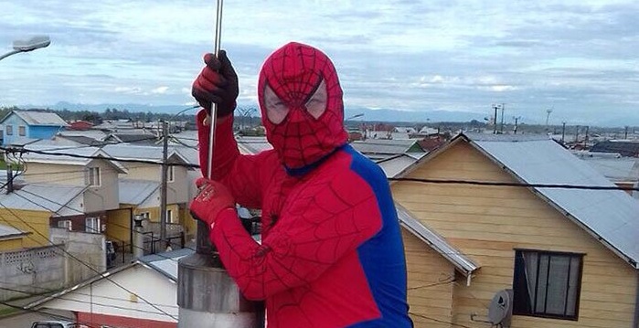 La ingeniosa limpieza de chimeneas que ofrece hombre en Osorno: se viste de hombre araña