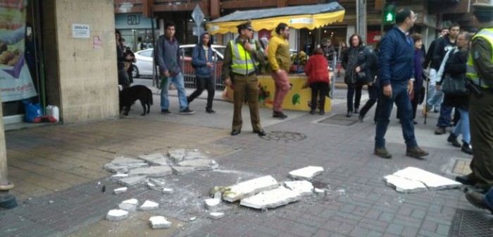 Segmento de cornisa se desprende y cae sobre niño en centro de Concepción