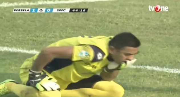 Impacto por muerte de histórico arquero en Indonesia: chocó con compañero