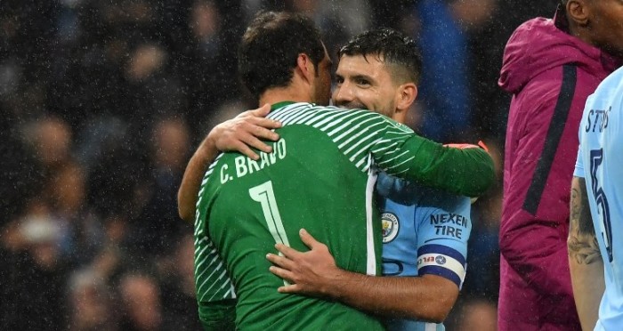 Claudio Bravo se lució en triunfo del City con tremendos achiques y tapando dos penales