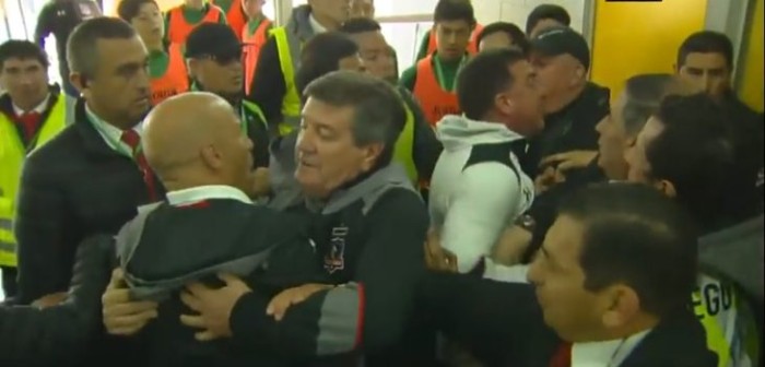 Momento de furia: un descontrolado Pablo Guede encaró a Polic tras derrota de Colo Colo