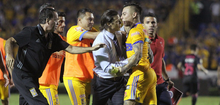 Tensa discusión entre Eduardo Vargas y entrenador de Chivas casi termina en pelea
