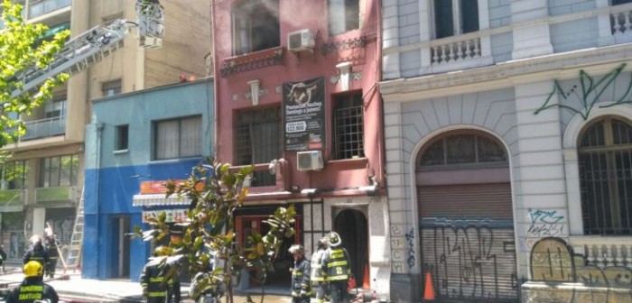 Rescatan a pareja de motel que se incendiaba en pleno centro de Santiago