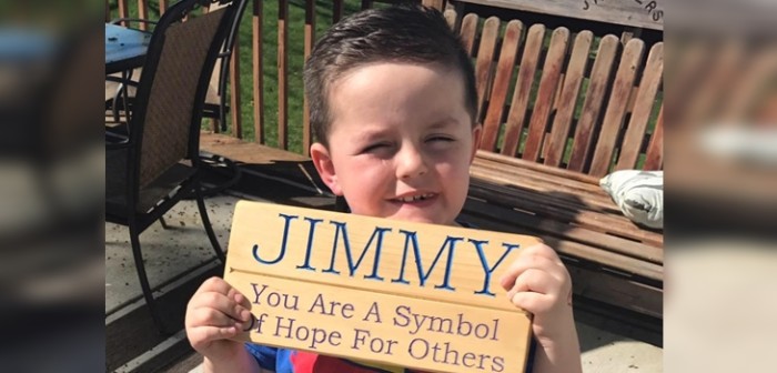 Emotivo video muestra a niño de 6 años celebrando el fin de larga quimioterapia