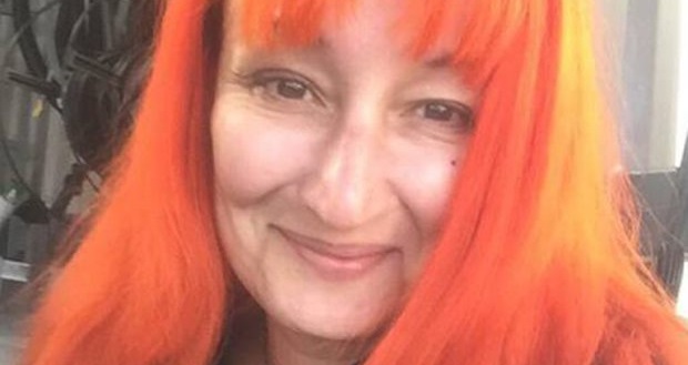 Mujer se cansó de los hombres y decidió serle fiel a su perro: se 'casó' con él