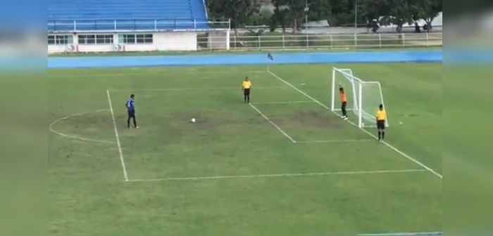 Portero celebró antes de tiempo y le costó caro...el penal más insólito del último tiempo