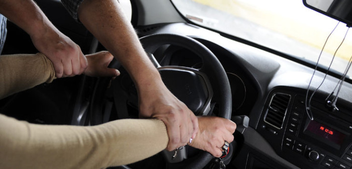 10 personas asaltan a una mujer frente a cuartel de la PDI: le robaron su vehículo