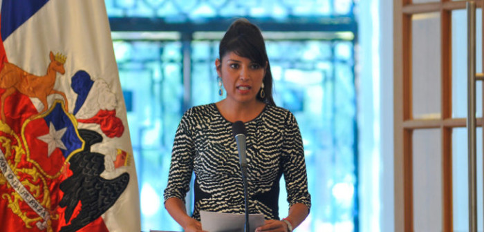 Alcaldesa de Antofagasta justifica ordenanza que multa a personas por dormir en la calle