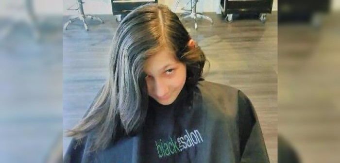 Niño dejó crecer su pelo para ayudar a otros con cáncer: a los meses recibió cruda noticia