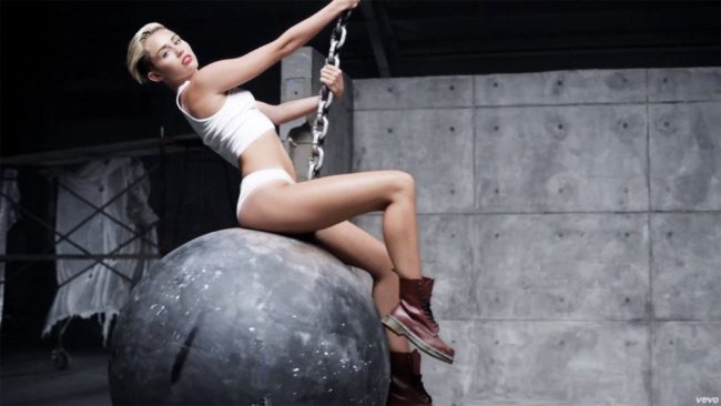 Miley Cyrus confesó que estaba 'muy drogada' cuando grabó el videoclip de 'Wrecking Ball'