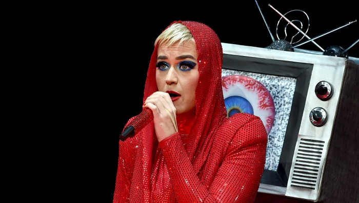 Fanática recibió feroz pelotazo en el rostro de parte de Katy Perry en pleno concierto