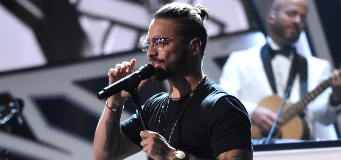 ¿Machista? Llueven críticas a Maluma por fotografía rodeado de mujeres en ropa interior