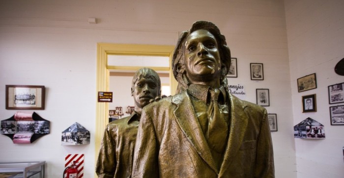 Mejillones homenajea a 'Romané' con notables estatuas de personajes de la teleserie