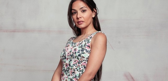 Carolina Arredondo se lució en la alfombra roja del Copihue de Oro con vestido metalizado