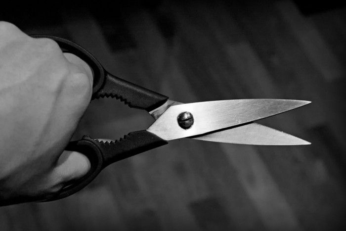 Argentina: mujer mutiló genitales de su amante con una tijera