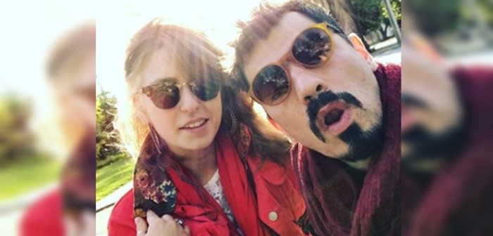 Hija de Michelle Bachelet llegó a votar en compañía del vocalista de Villa Cariño